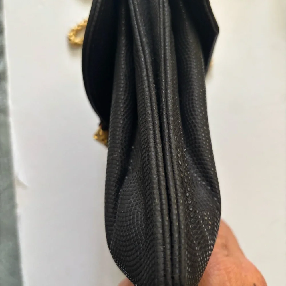 SONDRO ROBERTS BLACK TEXTURED SHOULDER BAG WITH THICK GOLD TONED CHAIN